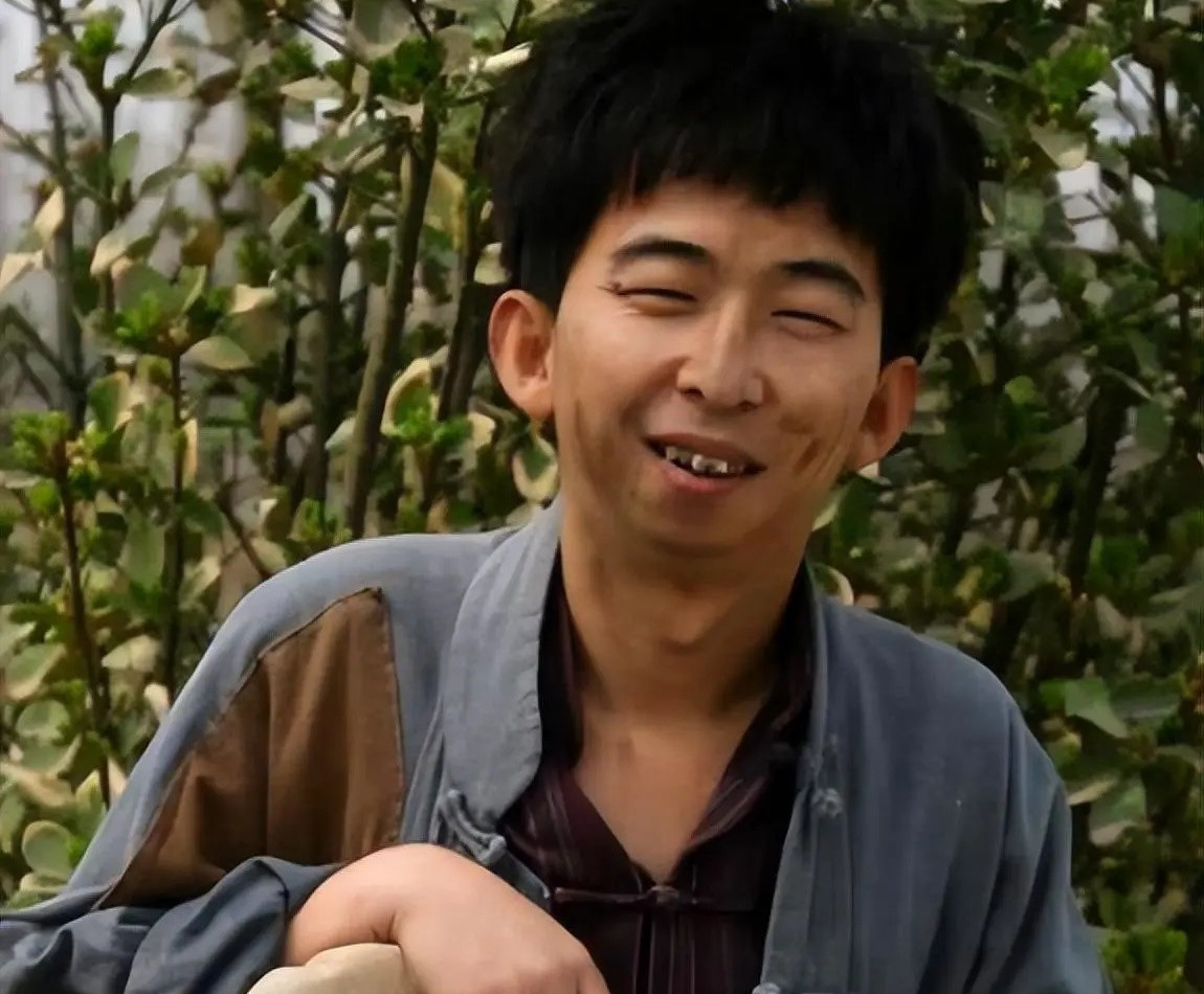 Cự Hưng Mậu chuyên trị các vai diễn xấu xí, ngoại hình đặc biệt trên màn ảnh.