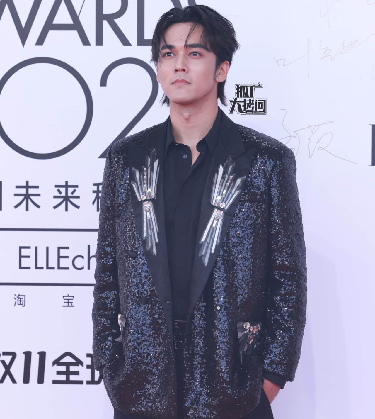 Sự xuất hiện của nam diễn viên Trần Mục Trì (trái) trên thảm đỏ Elle gây bất ngờ cho công chúng. Thời gian gần đây, Trần Mục Trì bị nam diễn viên Ngô Sở Nhất tố cáo lừa gạt tiền và tình cảm của anh. Ngô Sở Nhất tung bằng chứng cho thấy Trần Mục Trì đã nhận tiền và được anh chăm sóc trong thời gian dài. Trần Mục Trì còn bị khui đã kết hôn và ly hôn, đặc biệt trong thời gian có gia đình, nam diễn viên vẫn qua lại, bày tỏ sự nhớ nhung với Ngô Sở Nhất. Do đó, danh tiếng của Trần Mục Trì tụt dốc thảm hại. Việc nam diễn viên tham dự thảm đỏ bị đánh giá là "mặt dày, trơ trẽn". Ngụy Đại Huân (phải) nổi tiếng hơn nhờ vai phụ trong phim Khói lửa nhân gian của tôi, song chỉ sau vài tháng, danh tiếng của anh không giữ được như thời kỳ đỉnh cao. Sự xuất hiện của nam diễn viên Trần Mục Trì (trái) trên thảm đỏ Elle gây bất ngờ cho công chúng. Thời gian gần đây, Trần Mục Trì bị nam diễn viên Ngô Sở Nhất tố cáo lừa gạt tiền và tình cảm của anh. Ngô Sở Nhất tung bằng chứng cho thấy Trần Mục Trì đã nhận tiền và được anh chăm sóc trong thời gian dài. Trần Mục Trì còn bị khui đã kết hôn và ly hôn, đặc biệt trong thời gian có gia đình, nam diễn viên vẫn qua lại, bày tỏ sự nhớ nhung với Ngô Sở Nhất. Do đó, danh tiếng của Trần Mục Trì tụt dốc thảm hại. Việc nam diễn viên tham dự thảm đỏ bị đánh giá là "mặt dày, trơ trẽn". Ngụy Đại Huân (phải) nổi tiếng hơn nhờ vai phụ trong phim Khói lửa nhân gian của tôi, song chỉ sau vài tháng, danh tiếng của anh không giữ được như thời kỳ đỉnh cao.