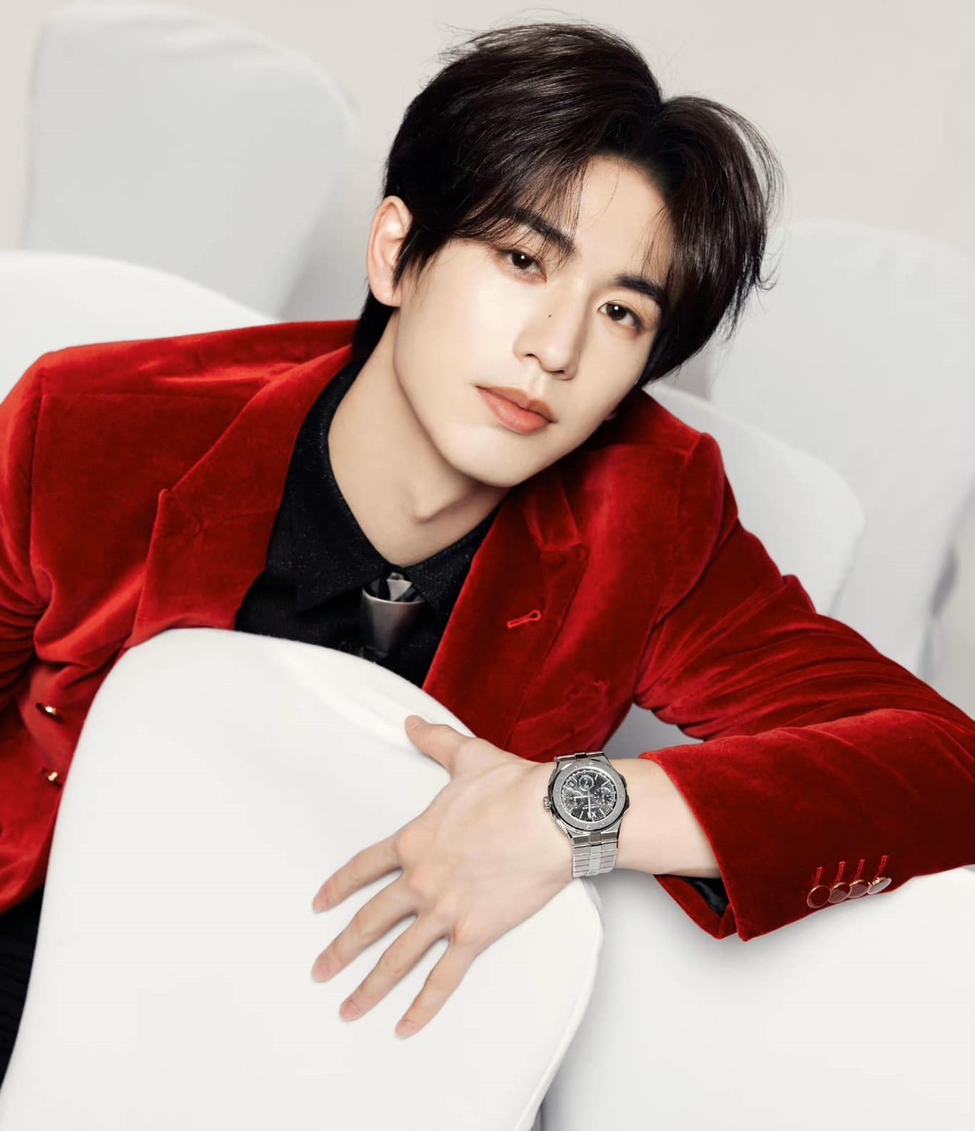 Trương Lăng Hách có ưu điểm ngoại hình nổi bật, được nhà đầu tư o bế ngay từ khi bước chân vào giới giải trí. Trương Lăng Hách có ưu điểm ngoại hình nổi bật, được nhà đầu tư o bế ngay từ khi bước chân vào giới giải trí.