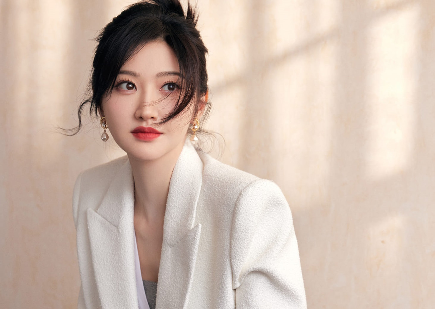 Cảnh Điềm bị đánh giá là giả tạo khi khóc trên sóng truyền hình. Cảnh Điềm bị đánh giá là giả tạo khi khóc trên sóng truyền hình.