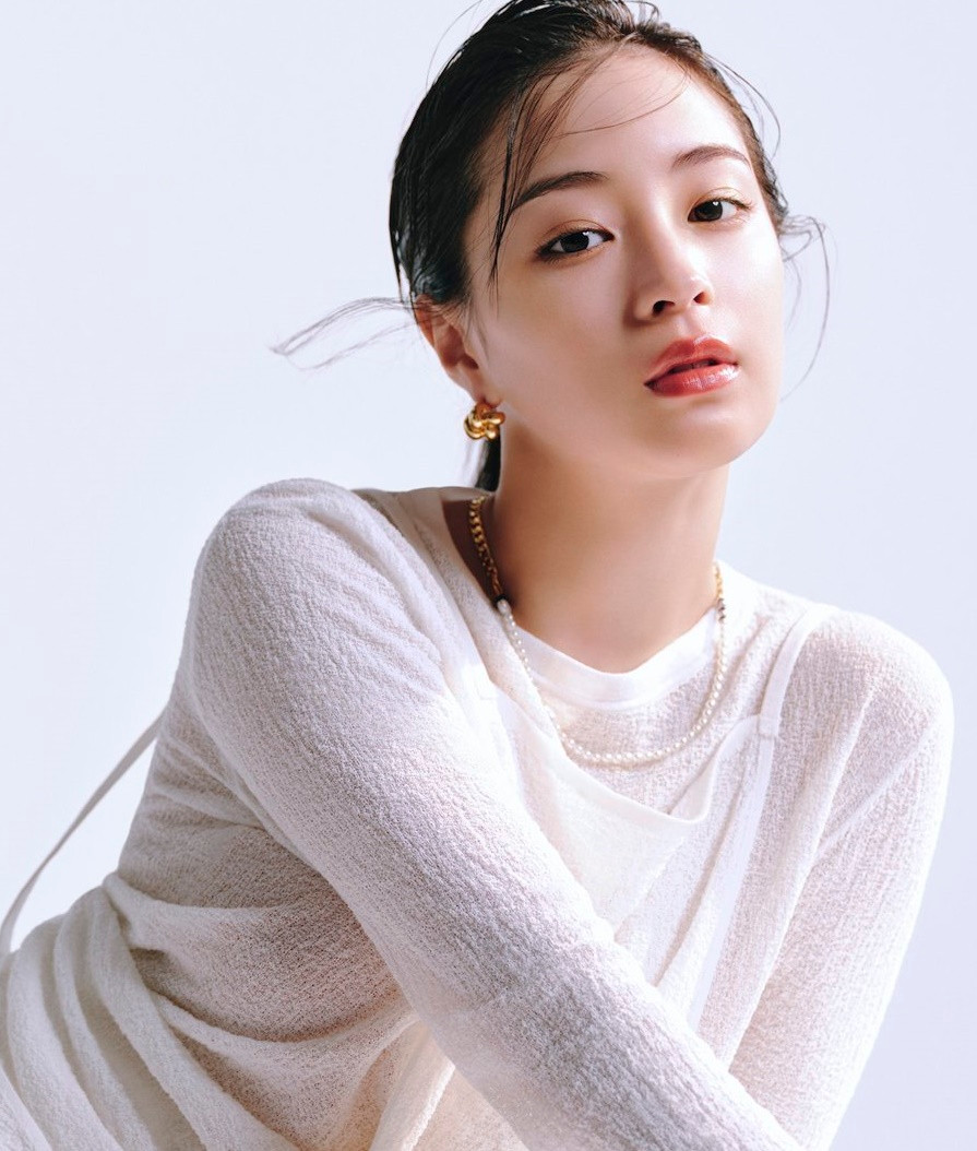 Vị trí thứ 5 là Hirose Suzu sinh năm 1998 được xưng là "nữ thần học đường" và từng đứng thứ nhất danh sách những mỹ nhân tự nhiên đẹp nhất Nhật Bản (năm 2019). Cô gia nhập showbiz từ năm 2012 và gây chú ý qua các phim Umimachi Diary (Em gái bé nhỏ), Your Lie in April, Let's Go, Jets!, Anone, Chihayafuru: Musubi, Laplace's Witch... Tài năng đóng phim xuất sắc giúp Hirose Suzu nhiều lần nhận được giải thưởng của Viện Hàn lâm Nhật Bản như Diễn viên mới xuất sắc (2016), Nữ diễn viên chính xuất sắc (2017), Nữ diễn viên phụ xuất sắc (2018).