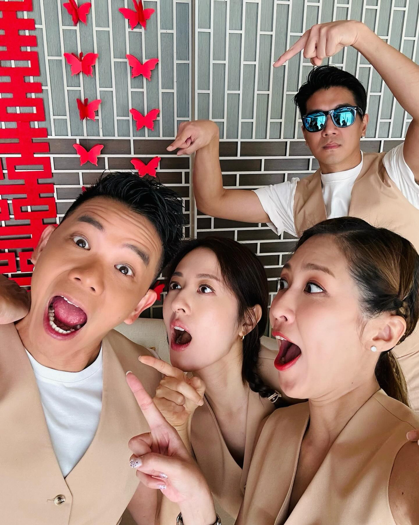 Nữ diễn viên Đường Thi Vịnh chia sẻ: "Anh trai của tôi hôm nay cưới vợ rồi. Tôi thấy anh ấy cười vui vẻ suốt từ sáng đến tối. Chúng tôi rất mừng vì anh hai đã cưới được người vợ tuyệt vời". Đường Thi Vịnh đứng trong đội ngũ phù rể. Cô là thành viên của nhóm anh em Thiết Mã gia tộc. Nữ diễn viên Đường Thi Vịnh chia sẻ: "Anh trai của tôi hôm nay cưới vợ rồi. Tôi thấy anh ấy cười vui vẻ suốt từ sáng đến tối. Chúng tôi rất mừng vì anh hai đã cưới được người vợ tuyệt vời". Đường Thi Vịnh đứng trong đội ngũ phù rể. Cô là thành viên của nhóm anh em Thiết Mã gia tộc.