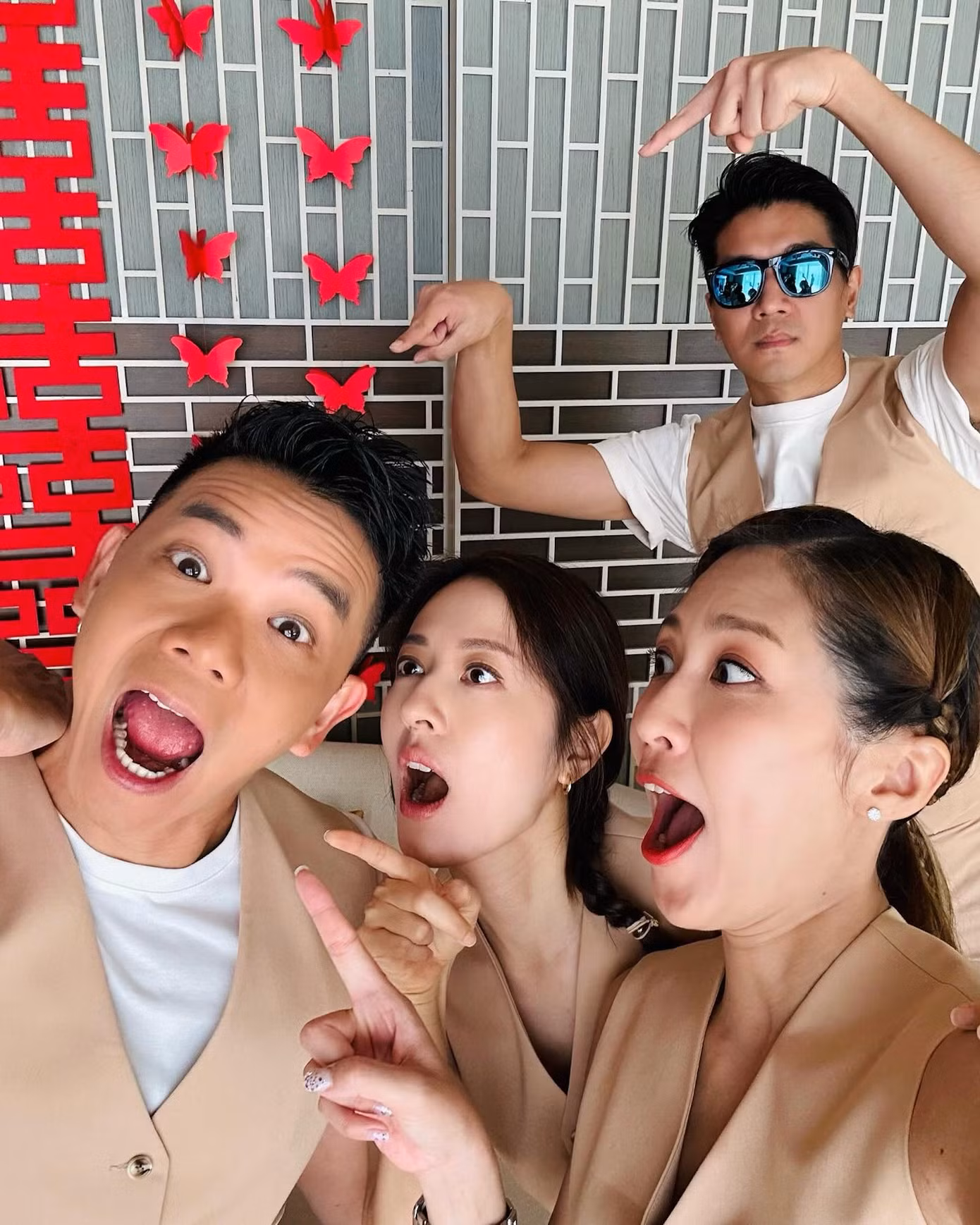 Nữ diễn viên Đường Thi Vịnh chia sẻ: "Anh trai của tôi hôm nay cưới vợ rồi. Tôi thấy anh ấy cười vui vẻ suốt từ sáng đến tối. Chúng tôi rất mừng vì anh hai đã cưới được người vợ tuyệt vời". Đường Thi Vịnh đứng trong đội ngũ phù rể. Cô là thành viên của nhóm anh em Thiết Mã gia tộc.