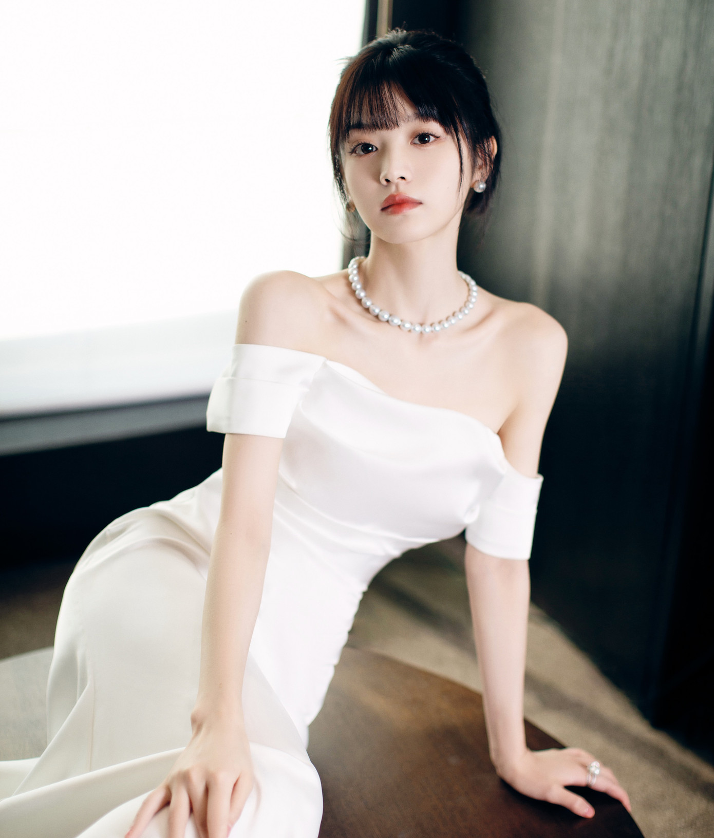 Với lợi thế về ngoại hình, cùng khả năng diễn xuất được đánh giá cao hơn hầu hết diễn viên trẻ cùng lứa, Điền Hi Vi được nhận xét là nhân tố tiềm năng, có thể vụt sáng, trở thành tiểu hoa đán dẫn đầu lứa nghệ sĩ sinh sau năm 1995, là đối thủ đáng gờm của Triệu Lộ Tư, Ngu Thư Hân, "Tiểu Lưu Diệc Phi" Vương Sở Nhiên, Châu Dã hay "học trò của Châu Tấn" - Trương Tịnh Nghi.