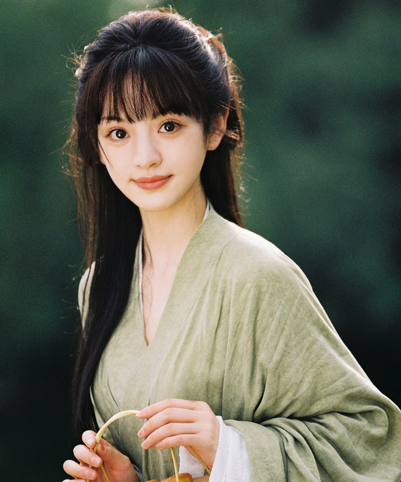 Theo QQ, Điền canh kỷ được chuyển thể từ tiểu thuyết Trọng sinh tiểu địa chủ của nhà văn Nhược Nhan. Trong phim, Liên Mạn Nhi tham gia trò chơi thực tế ảo, trở lại thế giới cổ đại, trở thành con gái của một gia đình nông thôn nghèo, có ông bà nội thiên vị, các bác ích kỷ muốn bán cháu gái cầu vinh. Liên Mạn Nhi vừa phải thực hiện nhiệm vụ kiếm 1.000 lượng vàng, vừa phải giúp đỡ gia đình thoát khỏi cảnh nghèo khó. Bộ phim mang lại cảm giác mới lạ vì có bối cảnh nông thôn, khác với những dự án tiên hiệp hay quyền mưu, chiến tranh đang được phát sóng nhiều, vì vậy thu hút người xem.