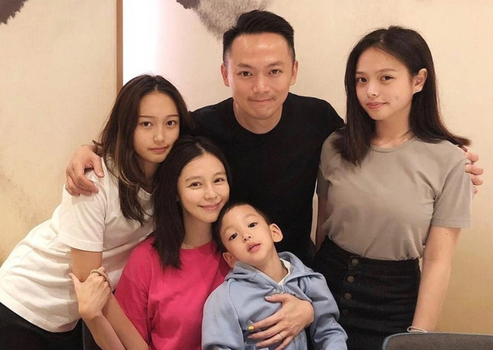 Từ Nhược Tuyên bên gia đình.