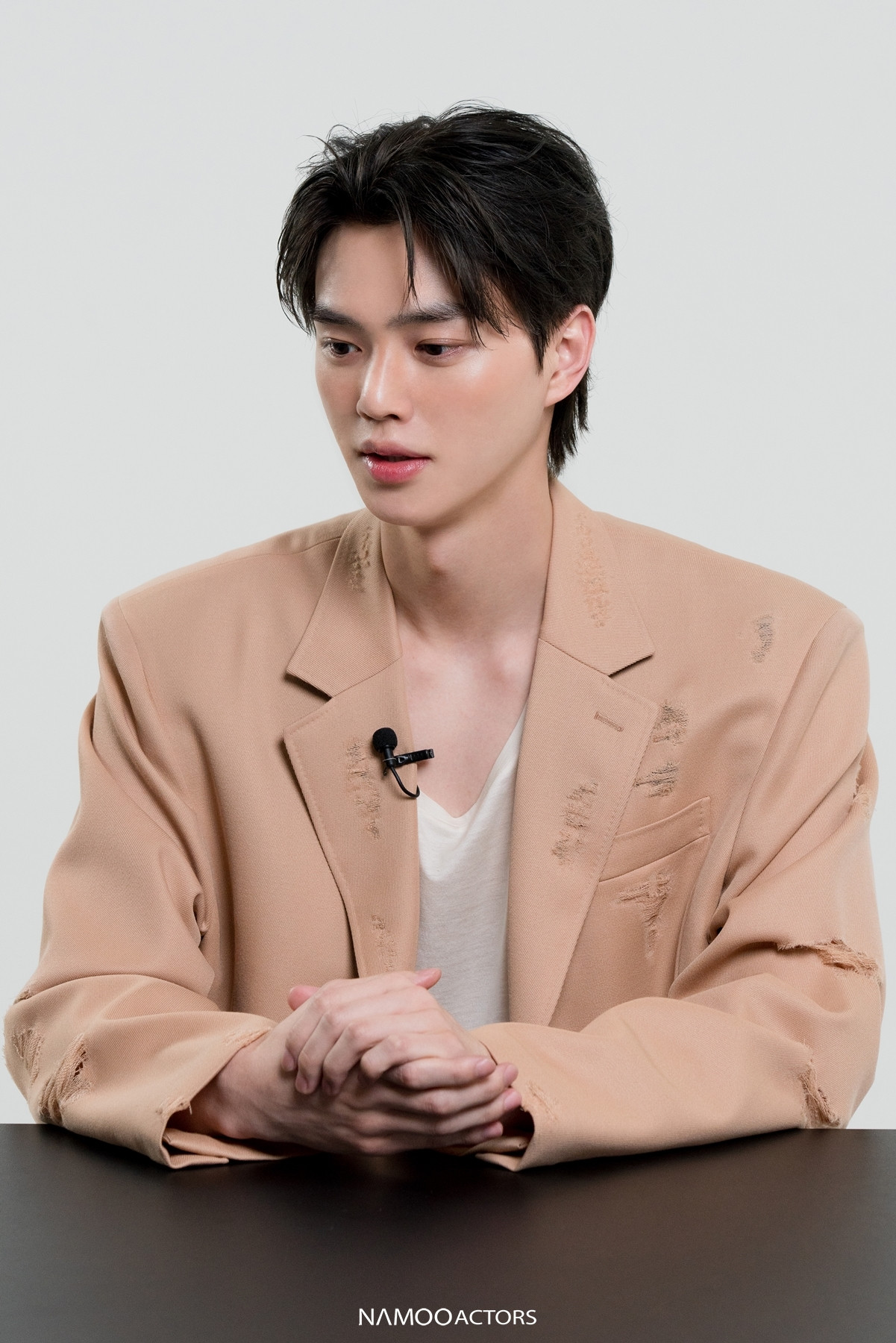 Phim được đánh giá cao nhờ tương tác tốt giữa hai diễn viên chính, cảnh quay đẹp, trang phục thời thượng bắt mắt. Đặc biệt là ngoại hình quyến rũ không góc chết và tính cách thú vị của gã quỷ Jung Gu Won khiến người xem muốn dõi theo những màn đấu trí của cả hai. Phim có thời lượng 16 tập, lên sóng vào thứ bảy hàng tuần trên Netflix.