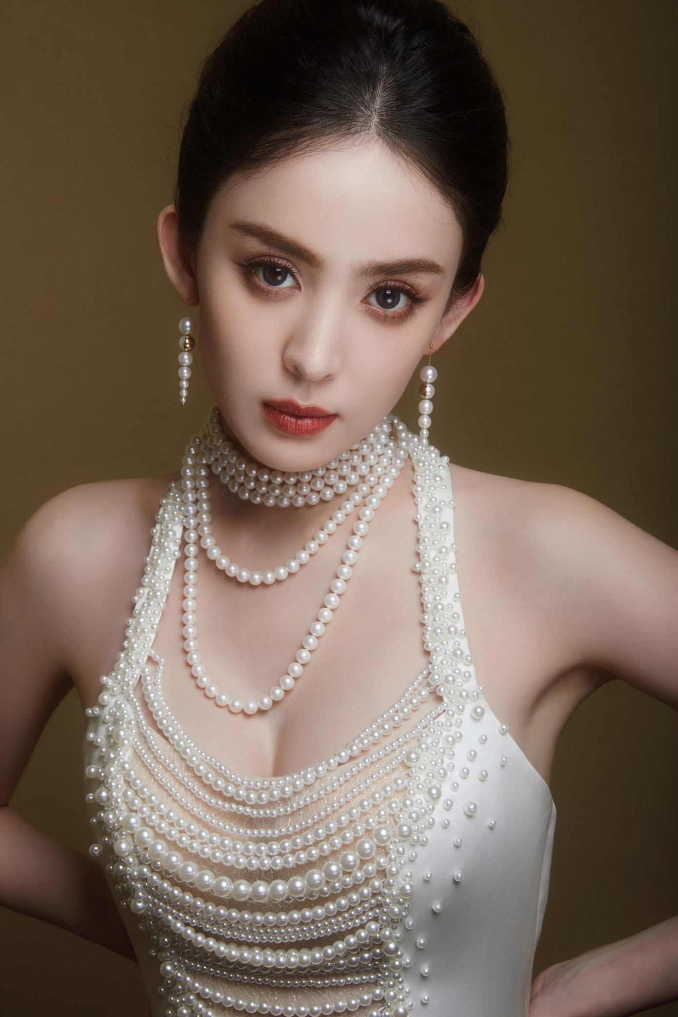 Nữ diễn viên sinh năm 1992 là gương mặt đại diện của nhiều thương hiệu lớn, thường xuyên trở thành gương mặt trang bìa của các tạp chí đắt giá. Cổ Lực Na Trát có sự nghiệp phim ảnh không suôn sẻ, song cô vẫn hoạt động tốt trong giới giải trí nhờ ngoại hình đẹp bậc nhất.