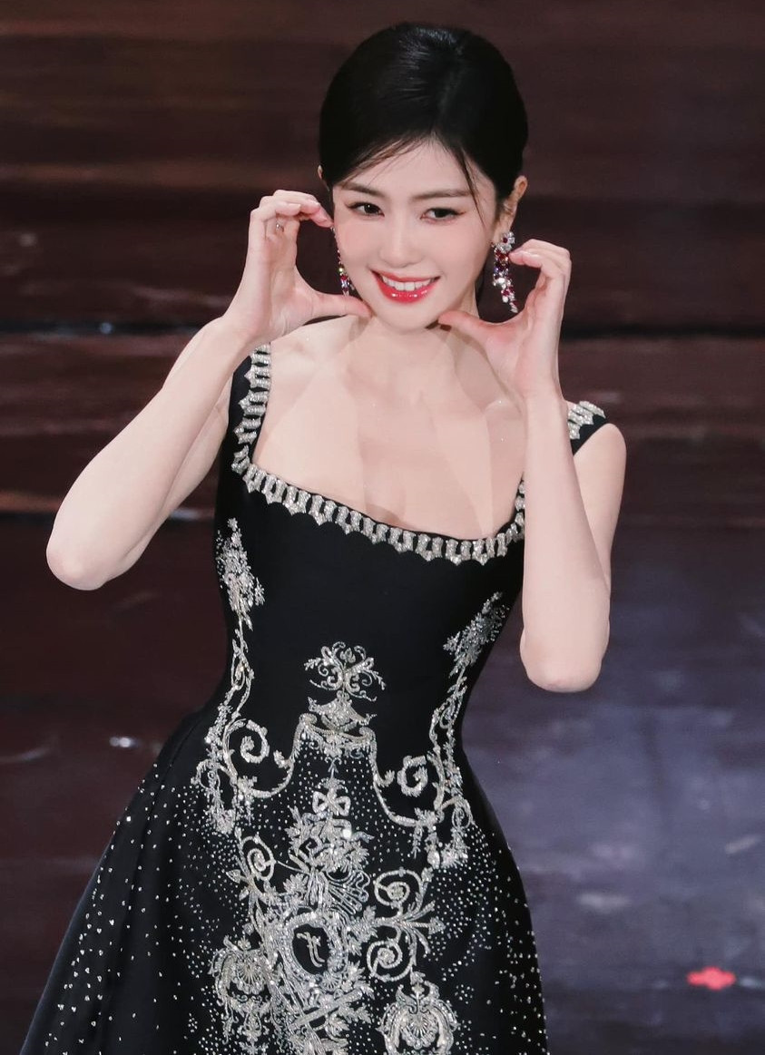 Tới tạo hình thứ hai, Bạch Lộc mặc bộ Haute Fouture Thu Đông 2023 của thương hiệu Julien Fournié. Nữ diễn viên được đánh giá cao trong trang phục mang phong cách cổ điển, thanh lịch. Trên sân khấu, Bạch Lộc nhận giải Nữ diễn viên có sức ảnh hưởng của năm. Tới tạo hình thứ hai, Bạch Lộc mặc bộ Haute Fouture Thu Đông 2023 của thương hiệu Julien Fournié. Nữ diễn viên được đánh giá cao trong trang phục mang phong cách cổ điển, thanh lịch. Trên sân khấu, Bạch Lộc nhận giải Nữ diễn viên có sức ảnh hưởng của năm.