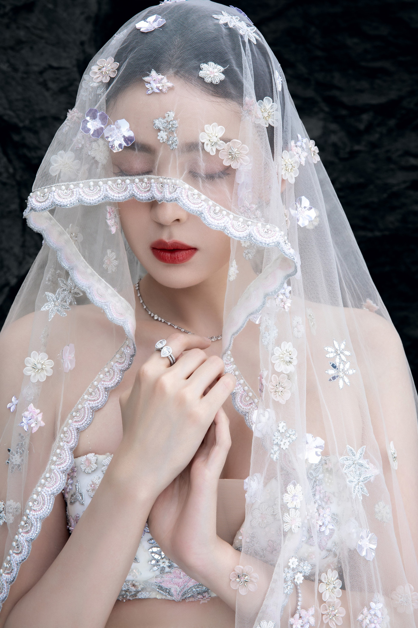 Bên cạnh đó, chiếc khăn trùm đầu tuyệt đẹp giúp Cổ Lực Na Trát trở nên nổi bật. Khi cô bước trên thảm đỏ vào sân khấu, khán giả ca ngợi nữ diễn viên đẹp tựa cô dâu đang bước vào lễ đường. Do đó, chủ đề &quot;Cổ Lực Na Trát hãy cưới tôi&quot; nhanh chóng lọt vào top 1 từ khóa được bàn luận nhiều nhất trên Weibo với hơn 250 triệu lượt đọc với hơn 35.000 lượt thảo luận.