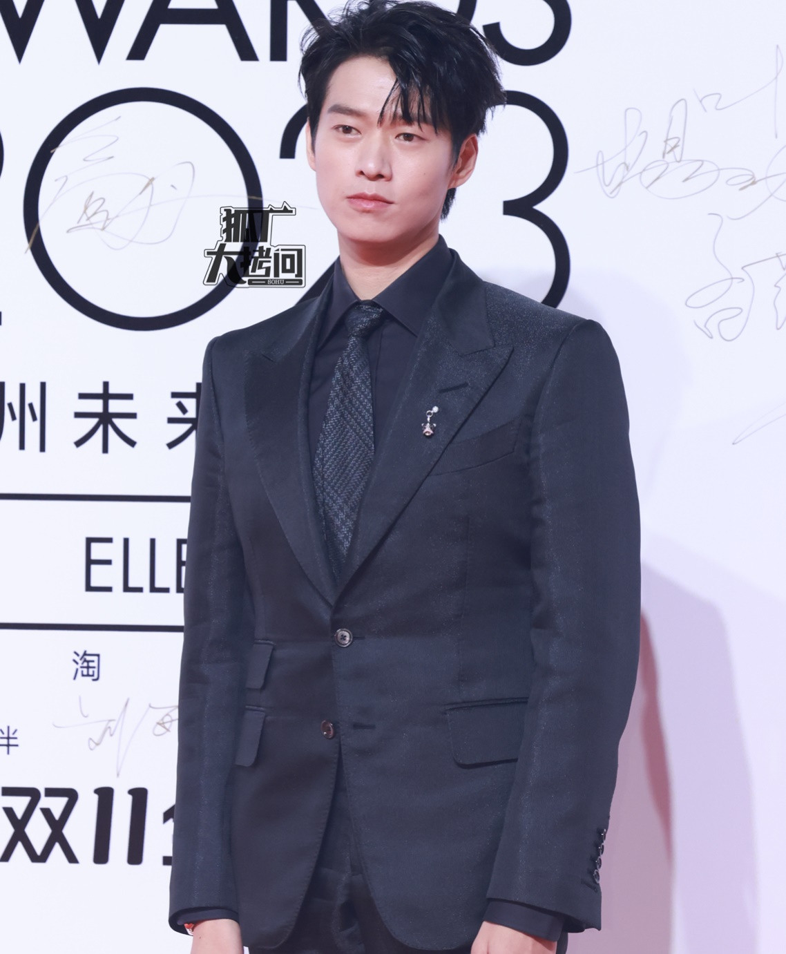 Sự xuất hiện của nam diễn viên Trần Mục Trì (trái) trên thảm đỏ Elle gây bất ngờ cho công chúng. Thời gian gần đây, Trần Mục Trì bị nam diễn viên Ngô Sở Nhất tố cáo lừa gạt tiền và tình cảm của anh. Ngô Sở Nhất tung bằng chứng cho thấy Trần Mục Trì đã nhận tiền và được anh chăm sóc trong thời gian dài. Trần Mục Trì còn bị khui đã kết hôn và ly hôn, đặc biệt trong thời gian có gia đình, nam diễn viên vẫn qua lại, bày tỏ sự nhớ nhung với Ngô Sở Nhất. Do đó, danh tiếng của Trần Mục Trì tụt dốc thảm hại. Việc nam diễn viên tham dự thảm đỏ bị đánh giá là "mặt dày, trơ trẽn". Ngụy Đại Huân (phải) nổi tiếng hơn nhờ vai phụ trong phim Khói lửa nhân gian của tôi, song chỉ sau vài tháng, danh tiếng của anh không giữ được như thời kỳ đỉnh cao. Sự xuất hiện của nam diễn viên Trần Mục Trì (trái) trên thảm đỏ Elle gây bất ngờ cho công chúng. Thời gian gần đây, Trần Mục Trì bị nam diễn viên Ngô Sở Nhất tố cáo lừa gạt tiền và tình cảm của anh. Ngô Sở Nhất tung bằng chứng cho thấy Trần Mục Trì đã nhận tiền và được anh chăm sóc trong thời gian dài. Trần Mục Trì còn bị khui đã kết hôn và ly hôn, đặc biệt trong thời gian có gia đình, nam diễn viên vẫn qua lại, bày tỏ sự nhớ nhung với Ngô Sở Nhất. Do đó, danh tiếng của Trần Mục Trì tụt dốc thảm hại. Việc nam diễn viên tham dự thảm đỏ bị đánh giá là "mặt dày, trơ trẽn". Ngụy Đại Huân (phải) nổi tiếng hơn nhờ vai phụ trong phim Khói lửa nhân gian của tôi, song chỉ sau vài tháng, danh tiếng của anh không giữ được như thời kỳ đỉnh cao.