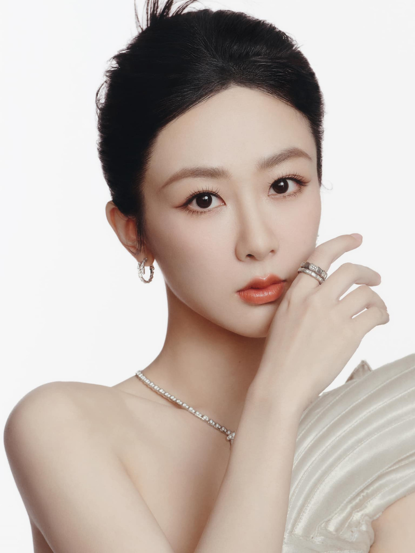 Theo Sina, việc hợp tác với đội ngũ tạo hình mới giúp Dương Tử có những bước tiến về tài nguyên thời trang. Cô đã có những bộ váy Haute couture đầu tiên. Bộ ảnh mới là chiếc váy vàng thuộc bộ sưu tập mùa thu 2022 của Maison Rabih Kayrouz. Trước đó, Dương Tử cũng hóa nàng thiên nga yêu kiều trong trang phục của nhà mốt Ronald van der Kemp.