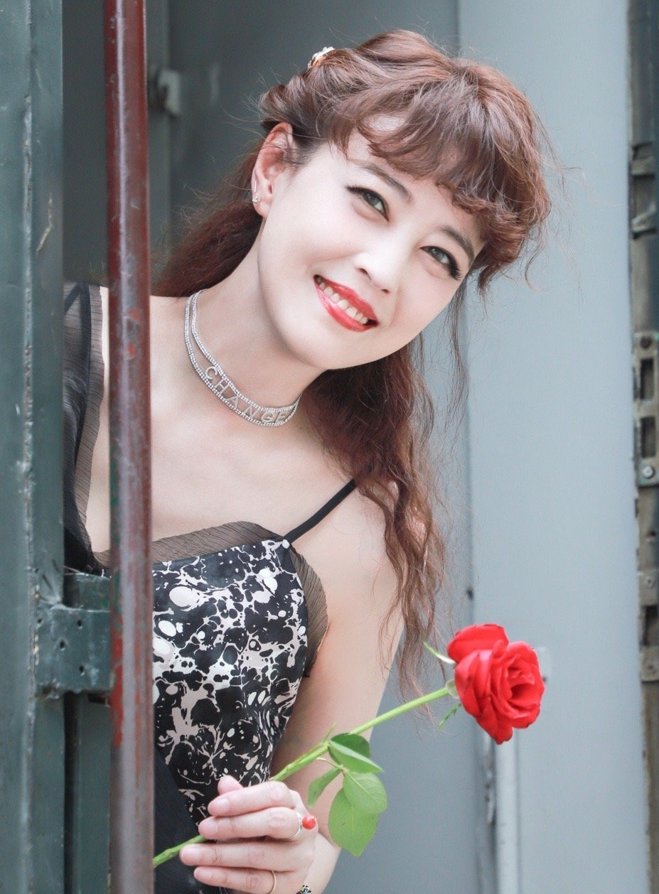 Năm 2004, bất chấp sự phản đối của gia đình, Châu Hải My từ bỏ sự nghiệp ở Hong Kong, Trung Quốc chuyển đến Bắc Kinh để theo đuổi bạn trai kiến trúc sư kém cô 7 tuổi. Hai người sống trong một biệt thự, quyết định không kết hôn hay sinh con để tận hưởng niềm vui tự do. Tuy nhiên, mối quan hệ này cũng không đi tới kết cục hạnh phúc. Nữ diễn viên và người tình chia tay sau 12 năm bên nhau.