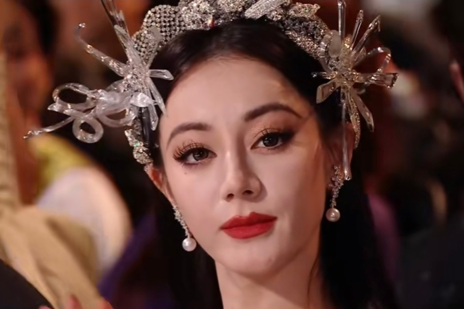 Trong một vài khoảnh khắc được camera quay lại, cách trang điểm phù hợp giúp Dương Tử nổi bật hơn Địch Lệ Nhiệt Ba.