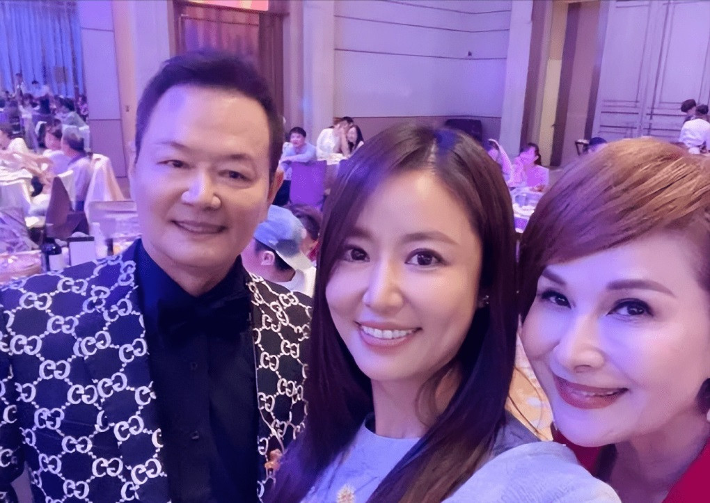 Lâm Tâm Như trở thành ngôi sao Hoàn Châu cách cách có cuộc sống hạnh phúc, sự nghiệp thành công nhất. Ảnh nữ diễn viên chụp cùng cha mẹ. Lâm Tâm Như trở thành ngôi sao Hoàn Châu cách cách có cuộc sống hạnh phúc, sự nghiệp thành công nhất. Ảnh nữ diễn viên chụp cùng cha mẹ.