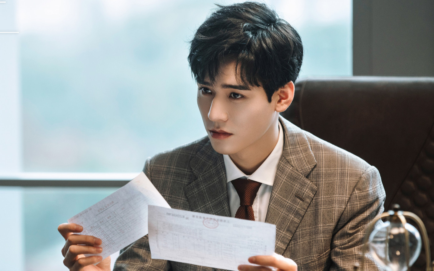 Cung Tuấn được đầu tư tạo hình sang trọng trong phim Tôi muốn đi ngược chiều gió, nhưng diễn xuất của anh vẫn không có tiến bộ.