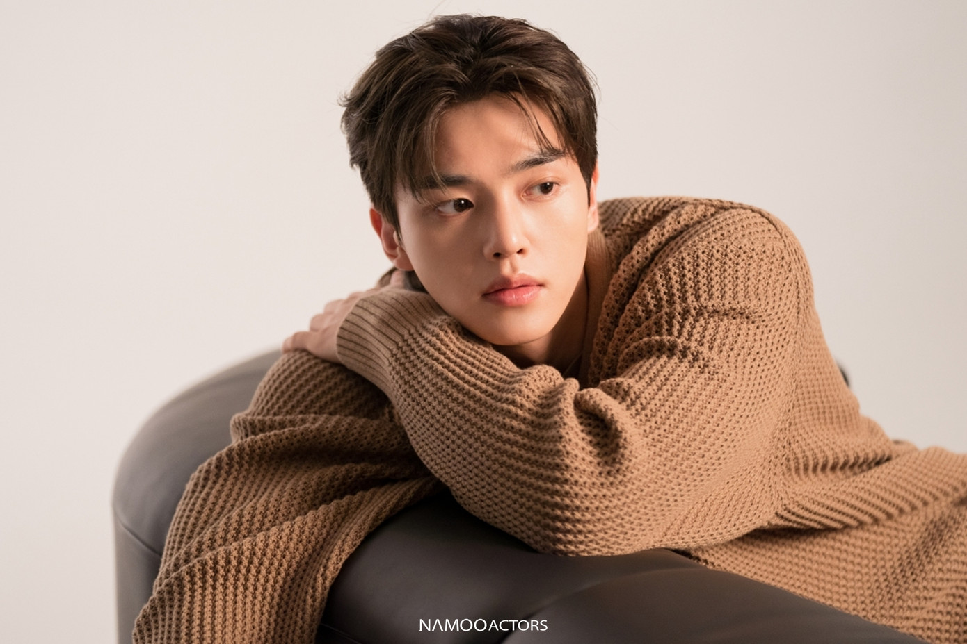 Tuy nhiên, theo Naver, Song Kang vẫn có những sự tiến bộ trong diễn xuất. Với My Demon, tài tử sinh năm 1994 vào vai Jung Gu Won vốn là một con quỷ sống hàng trăm năm với nhiệm vụ thực hiện ước nguyện của con người. Jung Gu Won ký một khế ước trong vòng 10 năm sẽ giúp họ trở nên thành công, quyền lực, giàu có, nhưng sau đó hắn sẽ lấy mạng những người này và gửi linh hồn xuống địa ngục. Jung Gu Won có ngoại hình trẻ mãi không già, tính cách bá đạo, nhưng không lạnh lùng mà thường cãi nhau với nữ chính. Hắn rất yêu bản thân và cuộc sống hoàn mỹ của mình.