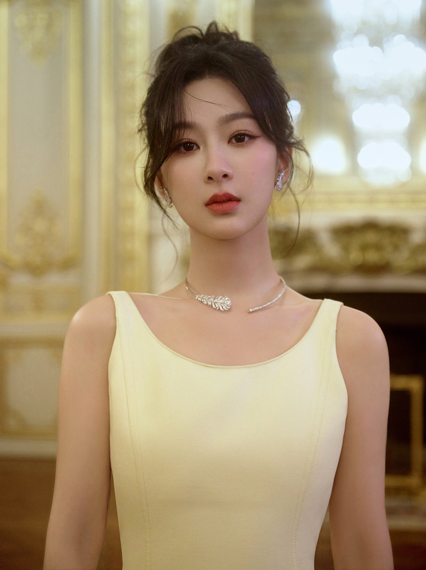 Theo Sina, có không ít khán giả dành lời khen và bất ngờ trước sự lột xác của Dương Tử. Trước đó, Dương Tử luôn bị đánh giá là minh tinh có phong cách thời trang kém nổi bật. Dù cao 1,67 m, những trang phục mà cô diện đều khiến nữ diễn viên trông thấp hơn thực tế. Do thân hình tròn trịa, bắp tay và vòng eo lớn, Dương Tử thường xuyên bị chê cười khi tham gia sự kiện, đặc biệt là những chương trình có mặt nhiều minh tinh khác.