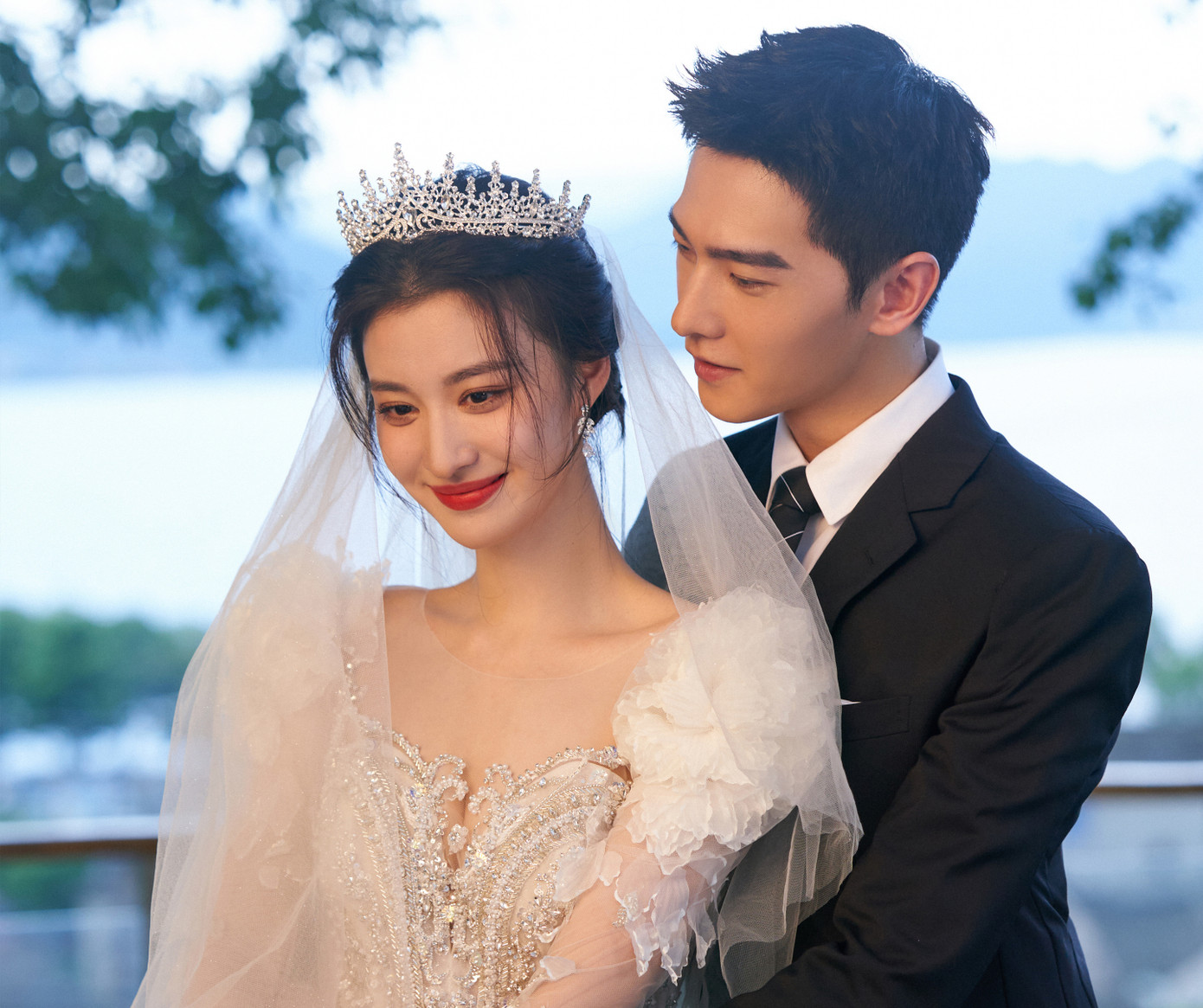 Dương Dương và Vương Sở Nhiên: Đứng đầu trong top những cặp đôi dở tệ của năm 2023 là hai diễn viên Dương Dương và Vương Sở Nhiên trong Khói lửa nhân gian của tôi. Bộ phim từng được kỳ vọng khi Vương Sở Nhiên được mệnh danh là "tiểu Lưu Diệc Phi", còn Dương Dương cũng là sao nam điển trai bậc nhất Trung Quốc. Hai nghệ sĩ còn vướng tin đồn hẹn hò thật ngoài đời. Tuy nhiên, khi phim lên sóng, Dương Dương bị chê diễn xuất làm màu, khoa trương, gây khó chịu, còn nhân vật của Vương Sở Nhiên bị đánh giá là đứa con vô ơn, vì tình yêu quay lưng với gia đình. Bộ phim có số điểm thấp nhất năm 2023 với 2,3/10 trên trang Douban. Dương Dương và Vương Sở Nhiên: Đứng đầu trong top những cặp đôi dở tệ của năm 2023 là hai diễn viên Dương Dương và Vương Sở Nhiên trong Khói lửa nhân gian của tôi. Bộ phim từng được kỳ vọng khi Vương Sở Nhiên được mệnh danh là "tiểu Lưu Diệc Phi", còn Dương Dương cũng là sao nam điển trai bậc nhất Trung Quốc. Hai nghệ sĩ còn vướng tin đồn hẹn hò thật ngoài đời. Tuy nhiên, khi phim lên sóng, Dương Dương bị chê diễn xuất làm màu, khoa trương, gây khó chịu, còn nhân vật của Vương Sở Nhiên bị đánh giá là đứa con vô ơn, vì tình yêu quay lưng với gia đình. Bộ phim có số điểm thấp nhất năm 2023 với 2,3/10 trên trang Douban.