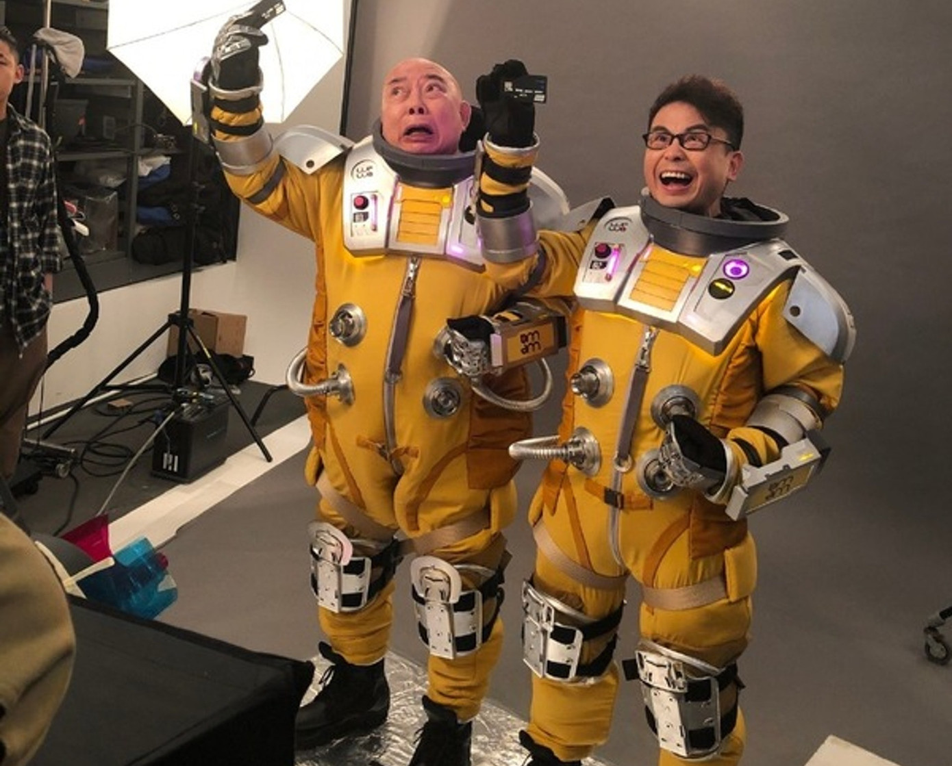 Hoàng Nhất Phi từng bất mãn với cách làm việc khắt khe của Châu Tinh Trì, khiến ông bị thương trên phim trường Đội bóng Thiếu Lâm.