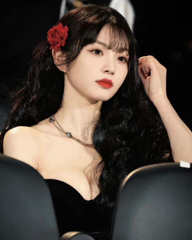 Điền Hi Vi là tiểu hoa đán có vóc dáng quyến rũ nhất so với các đồng nghiệp cùng lứa 1995. Nữ diễn viên mặc trang phục khoét cổ chữ V. Trên thảm đỏ, Điền Hi Vi có màn tương tác vui vẻ với bạn diễn Vương Hạc Đệ. Cả hai hợp tác trong Đại phụng đả canh nhân (Người gõ mõ cầm canh đại phụng). Sự ăn ý của hai diễn viên trẻ giúp họ nổi bật nhất trên thảm đỏ Tinh quang đại thưởng 2023 và khiến khán giả trông chờ bộ phim phát sóng.