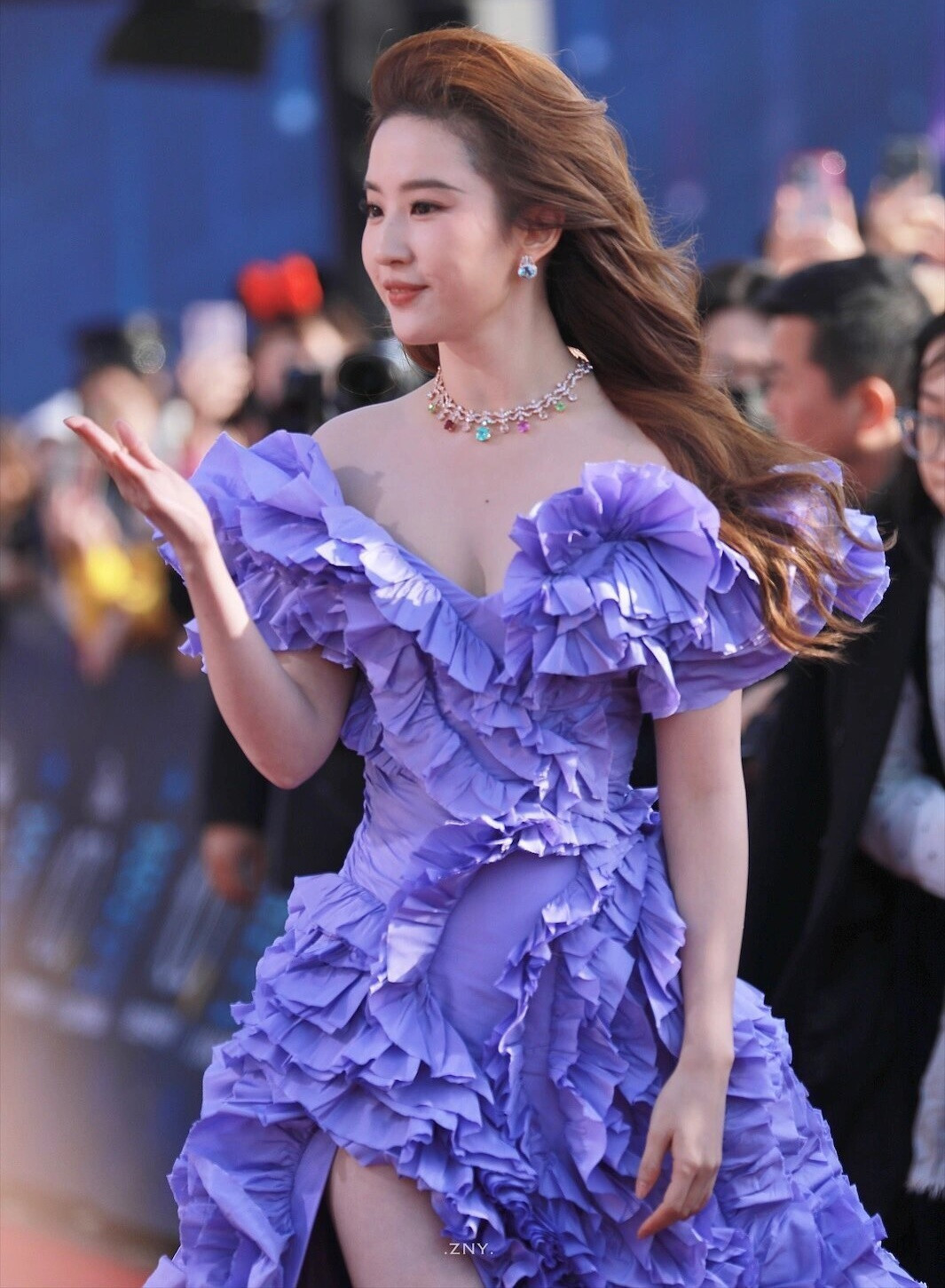 Bộ trang phục quyến rũ tôn làn da trắng sáng của Lưu Diệc Phi.