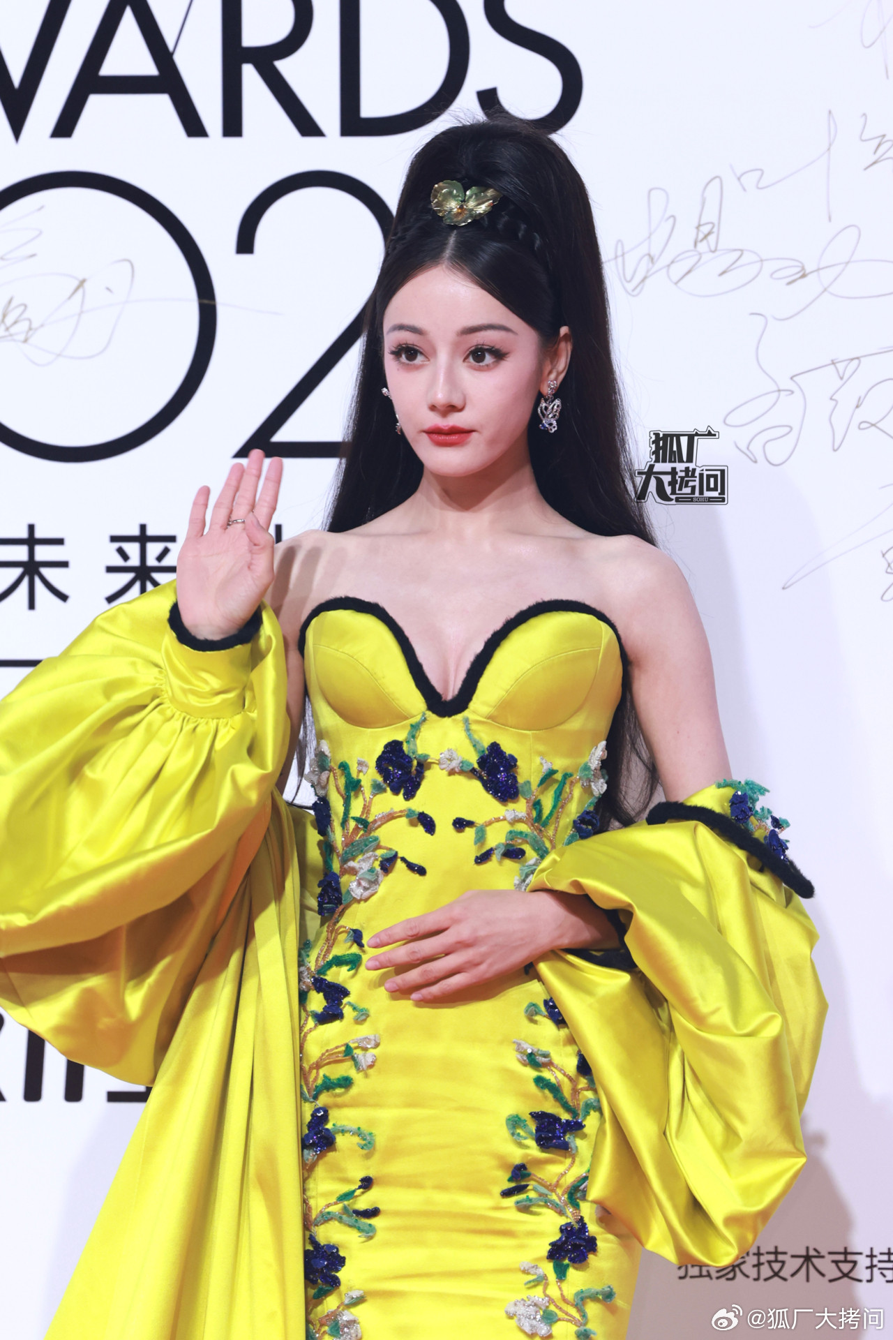 Trong đó, được chú ý nhất là mỹ nhân Tân Cương Địch Lệ Nhiệt Ba, bởi cô vốn được đánh giá là ngôi sao có thời trang thảm đỏ đẹp mắt, cuốn hút với phong cách đa dạng. Tuy nhiên, trong sự kiện lần này, Địch Lệ Nhiệt Ba mặc trang phục của nhãn hàng Miss Sohee, bị đánh giá là không phù hợp với khí chất, độ tuổi của cô, khiến Địch Lệ Nhiệt Ba già hơn, màu mè. Ngoài ra, công chúng cho rằng Địch Lệ Nhiệt Ba muốn bắt chước đàn chị Phạm Băng Băng từng mặc "long bào" nhưng hiệu quả kém. Trước đó, Địch Lệ Nhiệt Ba cũng không ít lần bị nhận xét là học hỏi theo phong cách đàn chị. Trong đó, được chú ý nhất là mỹ nhân Tân Cương Địch Lệ Nhiệt Ba, bởi cô vốn được đánh giá là ngôi sao có thời trang thảm đỏ đẹp mắt, cuốn hút với phong cách đa dạng. Tuy nhiên, trong sự kiện lần này, Địch Lệ Nhiệt Ba mặc trang phục của nhãn hàng Miss Sohee, bị đánh giá là không phù hợp với khí chất, độ tuổi của cô, khiến Địch Lệ Nhiệt Ba già hơn, màu mè. Ngoài ra, công chúng cho rằng Địch Lệ Nhiệt Ba muốn bắt chước đàn chị Phạm Băng Băng từng mặc "long bào" nhưng hiệu quả kém. Trước đó, Địch Lệ Nhiệt Ba cũng không ít lần bị nhận xét là học hỏi theo phong cách đàn chị.