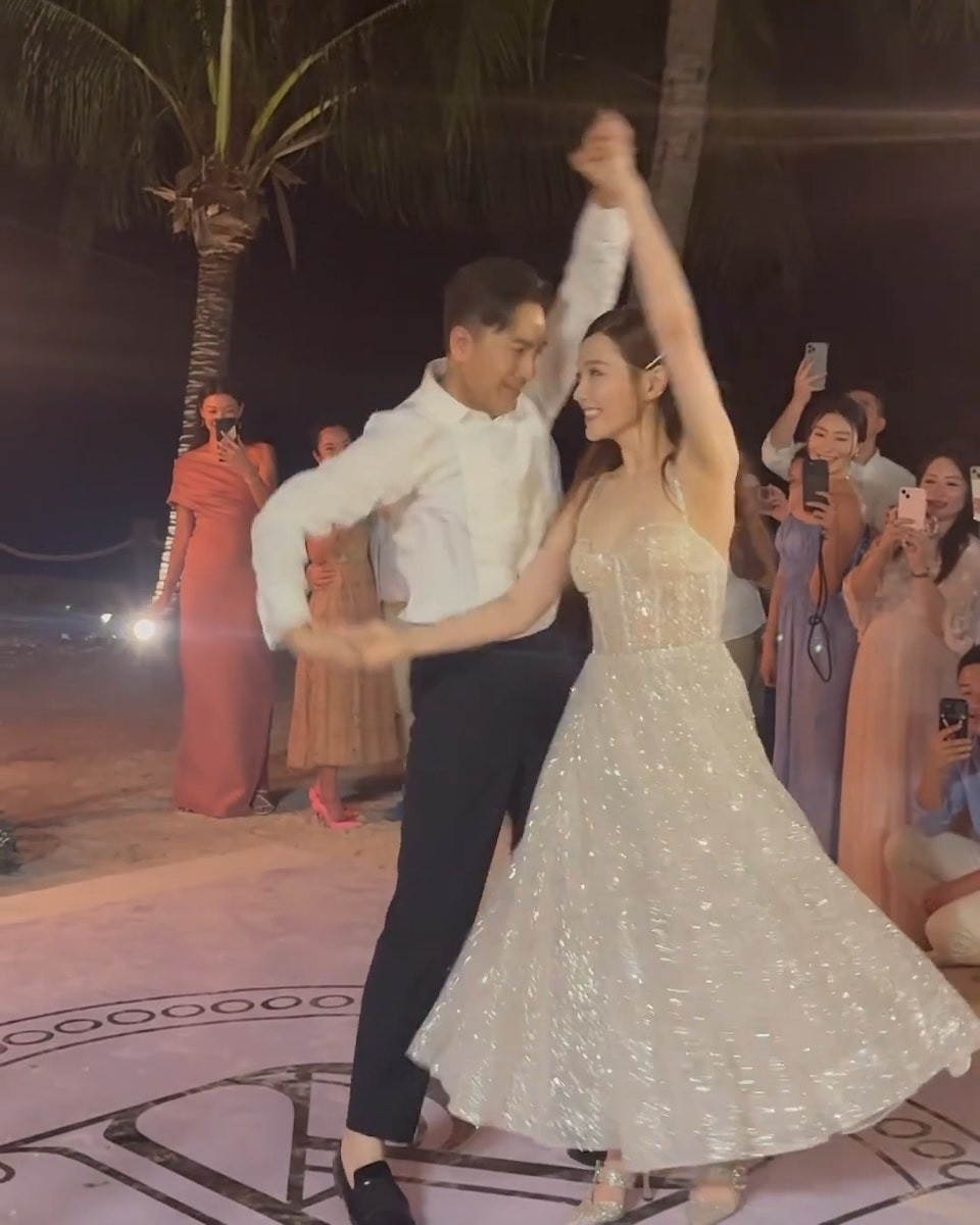 Nam ca sĩ Hồ Hồng Quân chia sẻ đoạn video đôi tân lang tân nương khiêu vũ trong tiếng reo hò cổ vũ của mọi người. Trước đó, Mã Quốc Minh tiết lộ anh đã đặc biệt học khiêu vũ để thể hiện trong hôn lễ. "Hôm nay là ngày tôi thấy anh Mã Minh cười nhiều nhất, vui vẻ nhất. Bình thường ngoại trừ bàn luận về xe, anh ấy thường lầm lì, im lặng. Nhưng từ khi quen chị Thang Lạc Văn, anh ấy nghĩ mình bị ảnh hưởng bởi tính cách lạc quan của chị ấy. Nhìn họ, tôi đã hiểu sức mạnh của tình yêu lớn như thế nào, khi tìm được người phù hợp thì sẽ ảnh hưởng lẫn nhau, khiến đối phương trở nên tốt hơn", nam nghệ sĩ Hồ Hồng Quân viết. Nam ca sĩ Hồ Hồng Quân chia sẻ đoạn video đôi tân lang tân nương khiêu vũ trong tiếng reo hò cổ vũ của mọi người. Trước đó, Mã Quốc Minh tiết lộ anh đã đặc biệt học khiêu vũ để thể hiện trong hôn lễ. "Hôm nay là ngày tôi thấy anh Mã Minh cười nhiều nhất, vui vẻ nhất. Bình thường ngoại trừ bàn luận về xe, anh ấy thường lầm lì, im lặng. Nhưng từ khi quen chị Thang Lạc Văn, anh ấy nghĩ mình bị ảnh hưởng bởi tính cách lạc quan của chị ấy. Nhìn họ, tôi đã hiểu sức mạnh của tình yêu lớn như thế nào, khi tìm được người phù hợp thì sẽ ảnh hưởng lẫn nhau, khiến đối phương trở nên tốt hơn", nam nghệ sĩ Hồ Hồng Quân viết.