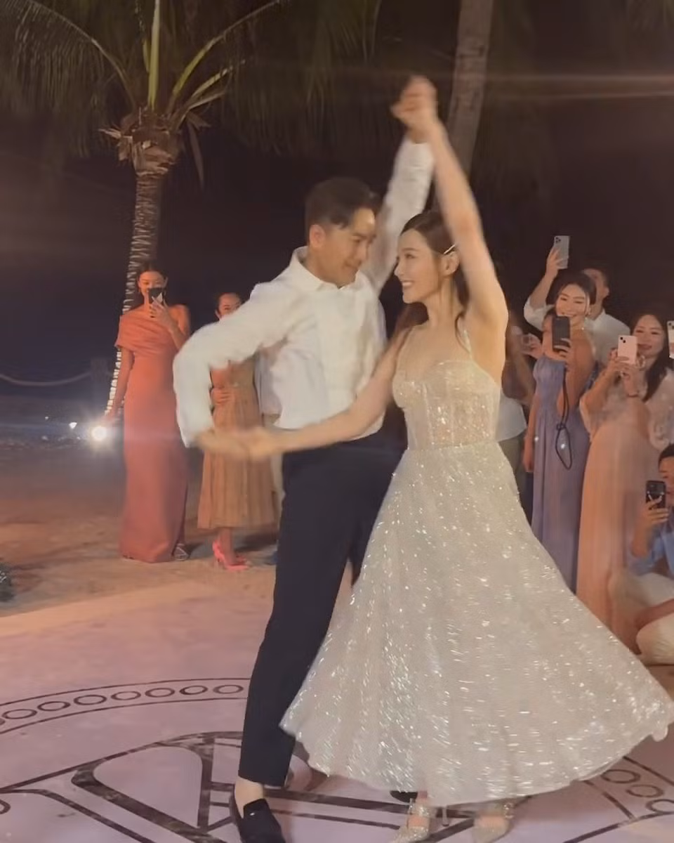 Nam ca sĩ Hồ Hồng Quân chia sẻ đoạn video đôi tân lang tân nương khiêu vũ trong tiếng reo hò cổ vũ của mọi người. Trước đó, Mã Quốc Minh tiết lộ anh đã đặc biệt học khiêu vũ để thể hiện trong hôn lễ. "Hôm nay là ngày tôi thấy anh Mã Minh cười nhiều nhất, vui vẻ nhất. Bình thường ngoại trừ bàn luận về xe, anh ấy thường lầm lì, im lặng. Nhưng từ khi quen chị Thang Lạc Văn, anh ấy nghĩ mình bị ảnh hưởng bởi tính cách lạc quan của chị ấy. Nhìn họ, tôi đã hiểu sức mạnh của tình yêu lớn như thế nào, khi tìm được người phù hợp thì sẽ ảnh hưởng lẫn nhau, khiến đối phương trở nên tốt hơn", nam nghệ sĩ Hồ Hồng Quân viết.