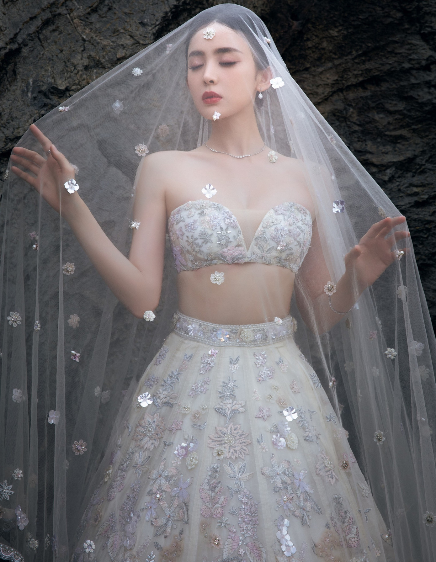 Cổ Lực Na Trát được đánh giá là càn quét thảm đỏ với bộ lễ phục đến từ nhà mốt Rahul Mishra. Bộ trang phục mà Cổ Lực Na Trát mặc được lấy cảm hứng từ chiếc váy truyền thống Gagra choli của Ấn Độ. Bộ váy giúp Na Trát khoe được lợi thế hình thể với chiều cao 1,72 m, vòng eo thon gọn và vòng một gợi cảm. Bên cạnh đó, chiếc khăn trùm đầu tuyệt đẹp giúp Cổ Lực Na Trát trở nên nổi bật. Khi cô bước trên thảm đỏ vào sân khấu, khán giả ca ngợi nữ diễn viên đẹp tựa cô dâu đang bước vào lễ đường. Do đó, chủ đề &quot;Cổ Lực Na Trát hãy cưới tôi&quot; nhanh chóng lọt vào top 1 từ khóa được bàn luận nhiều nhất trên Weibo với hơn 250 triệu lượt đọc, 35.000 lượt thảo luận.