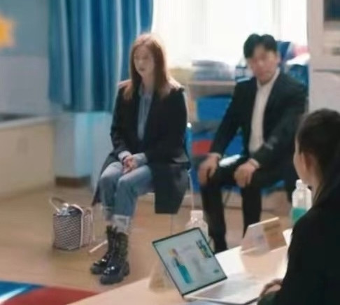 Hình ảnh Triệu Vy trong poster cũ của phim và cảnh cô bị AI thay mặt. Hình ảnh Triệu Vy trong poster cũ của phim và cảnh cô bị AI thay mặt.