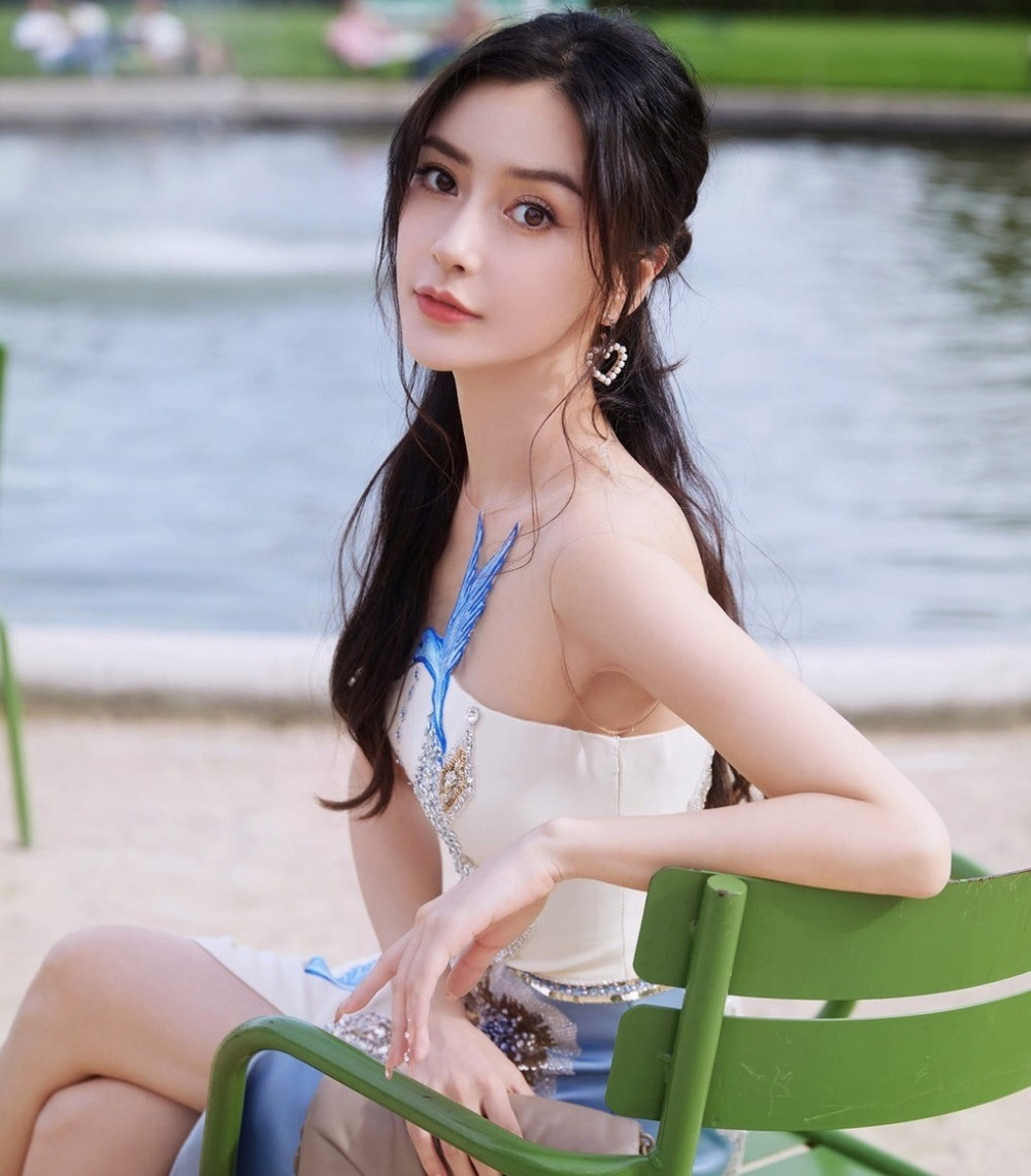 Trương Gia Nghê và Angelababy bị nhiều đối tác hạn chế, xóa hình ảnh sau scandal đi xem Lisa biểu diễn.