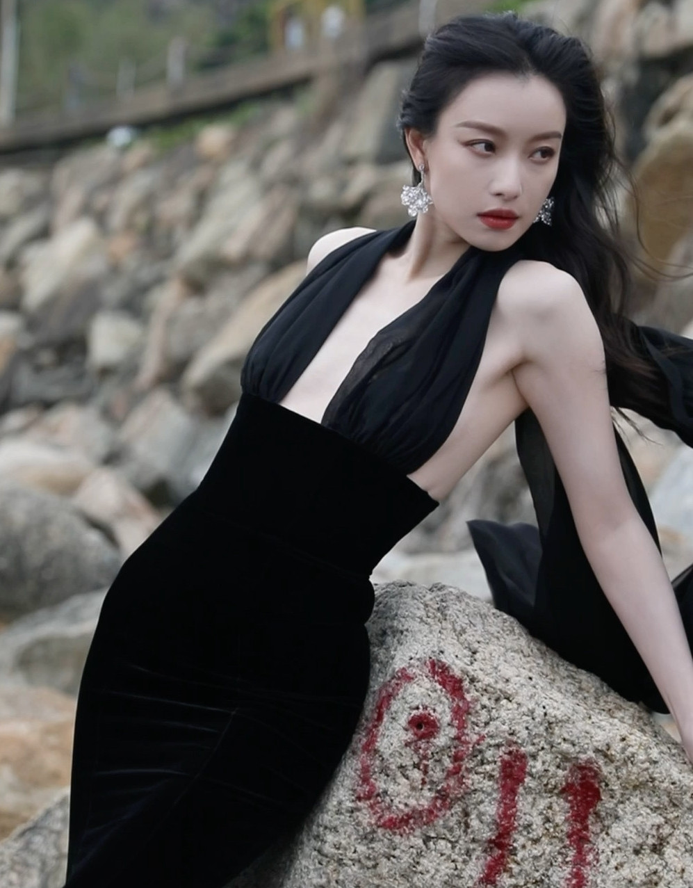 Nghê Ni (trái) bất ngờ đụng hàng với Châu Vũ Đồng trong bộ lễ phục của thương hiệu Ulyana Sergeenko. Theo Sohu, chiếc váy của Châu Vũ Đồng vốn có thiết kế khác, nhưng khi cô sửa lại đã vô tình giống với đàn chị Nghê Ni. Mặc dù vậy, theo các chuyên gia về thời trang, thiết kế của chiếc váy khiến Nghê Ni mất đi đường cong quyến rũ, còn Châu Vũ Đồng lại có phần ngực kém đẹp.