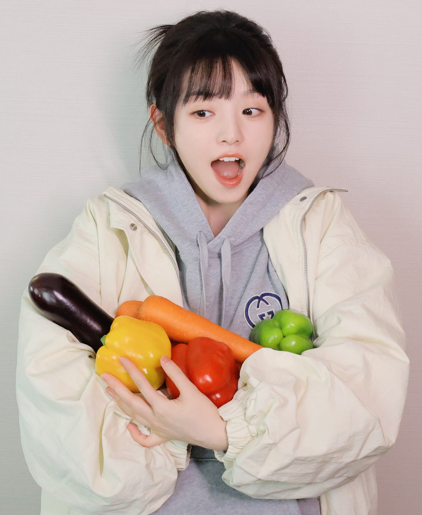 Điền canh kỷ được khen ngợi với bối cảnh nông thôn dân dã, trang phục, đạo cụ đều chân thực mộc mạc. Nội dung phim được đánh giá cao vừa hài hước vừa cuốn hút, dù chỉ xoay quanh những mâu thuẫn trong cuộc sống thường ngày của một gia đình nông dân. Do đó phim đạt 7,5/10 điểm chất lượng trên trang Douban và được đánh giá là tác phẩm truyền hình hot nhất tại Trung Quốc trong thời gian qua.