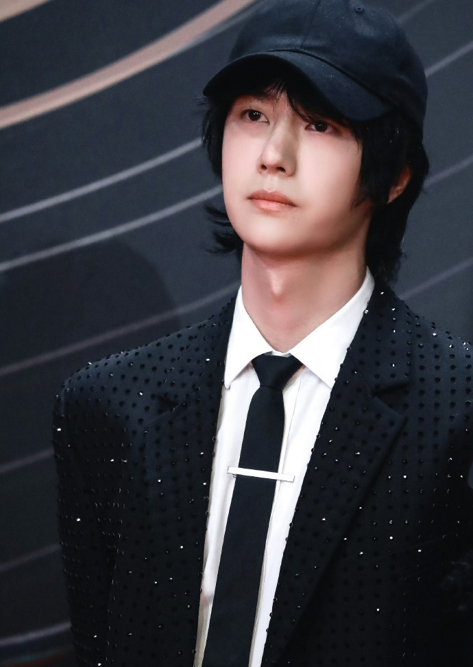 Sina cho biết thêm ban tổ chức Tinh quang đại thưởng thiết kế sân khấu chia làm hai phần dựa theo tính cách hướng nội, hướng ngoại để các nghệ sĩ lựa chọn. Vương Hạc Đệ lựa chọn là người hướng ngoại, tham gia các trò chơi như bóng rổ, ca hát. Nhóm hướng nội sẽ được bắt mạch khám bệnh, mát-xa, uống trà đạo. Trong khi đó, Vương Nhất Bác cho biết anh đi trên thảm đỏ với trạng thái tự nhiên, không lựa chọn nhóm tính cách nào. Năm 2023 của Vương Nhất Bác thành công khi anh được đề cử giải Nam phụ xuất sắc tại giải thưởng Kim Kê danh giá.