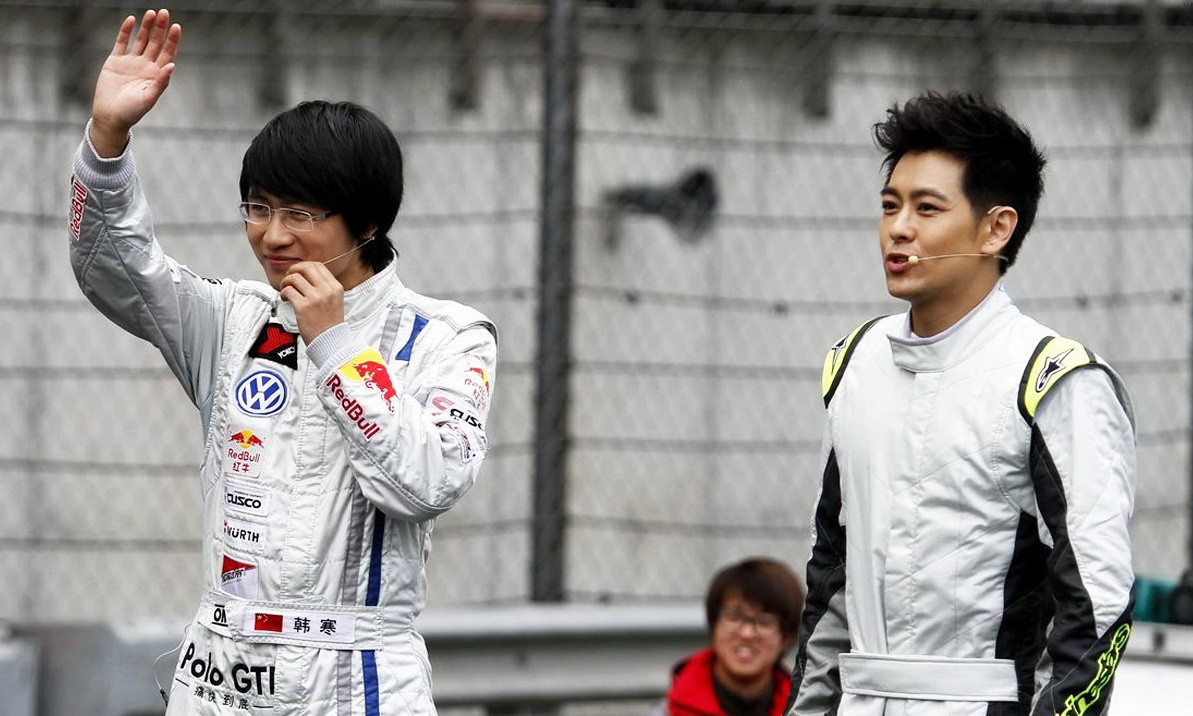 Đạo diễn, nhà văn Hàn Hàn bên cạnh Lâm Chí Dĩnh, cả hai có chung niềm đam mê đua xe.