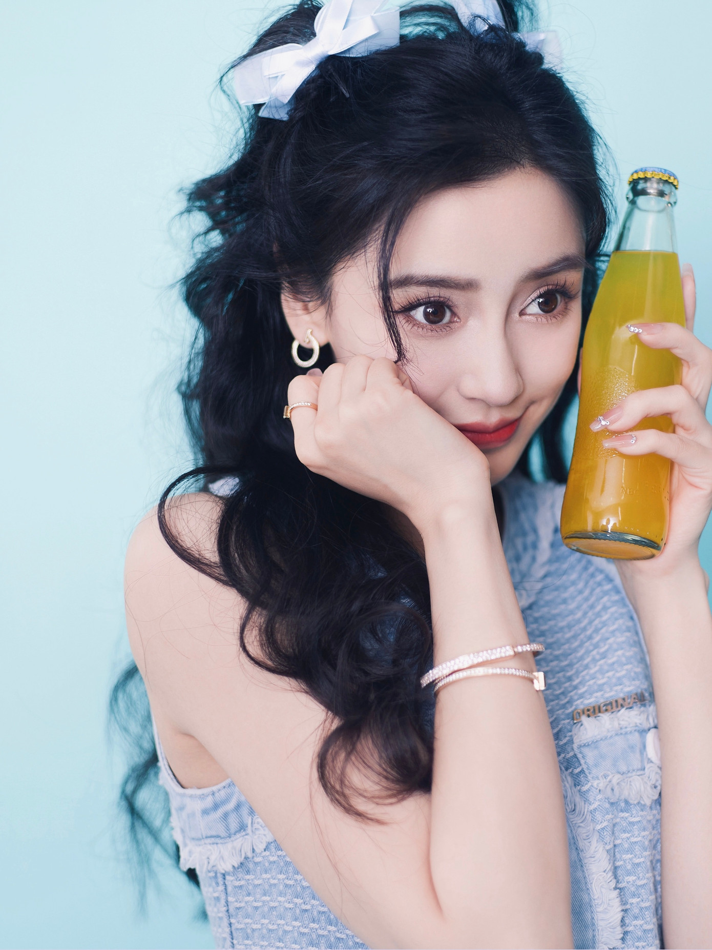 Angelababy sống xa hoa và giao thiệp với tầng lớp thượng lưu của Thượng Hải, Hong Kong (Trung Quốc). Angelababy sống xa hoa và giao thiệp với tầng lớp thượng lưu của Thượng Hải, Hong Kong (Trung Quốc).