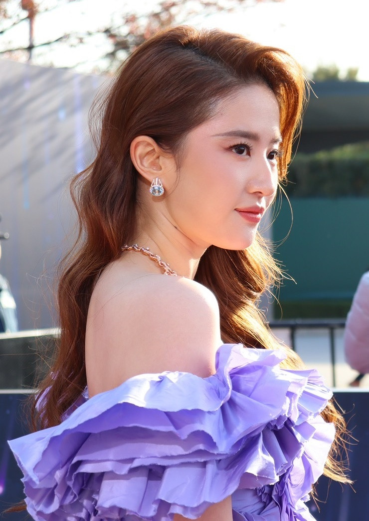 Bộ trang phục quyến rũ tôn làn da trắng sáng của Lưu Diệc Phi.