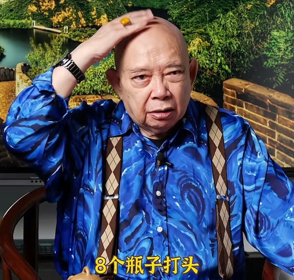 Hoàng Nhất Phi từng bất mãn với cách làm việc khắt khe của Châu Tinh Trì, khiến ông bị thương trên phim trường Đội bóng Thiếu Lâm.