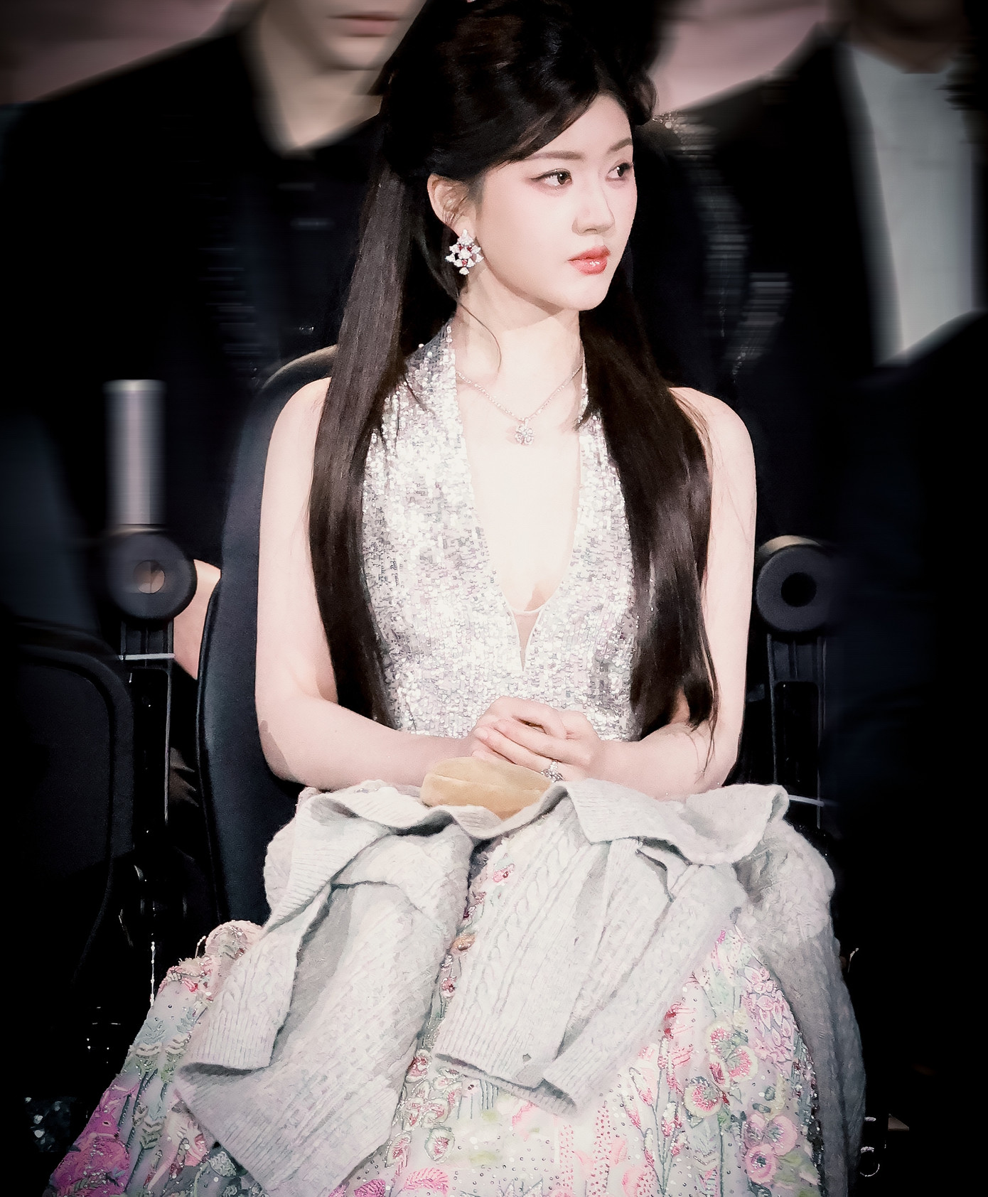 Tiểu Hoa đán nổi tiếng nhất lứa sinh sau năm 1995 Triệu Lộ Tư dù mặc hai bộ Haute Couture của các thương hiệu Yanina 2023 và Rahul Mishra 2023 vẫn bị nhận xét là nhạt nhòa, chưa đủ nổi bật. Triệu Lộ Tư được đánh giá là &quot;con cưng của Tencent&quot; do cô chủ yếu đóng phim của nền tảng này và được các nhà sản xuất trao cho nhiều dự án có kinh phí sản xuất cao. Hiện tại, Triệu Lộ Tư có phim cổ trang Thần Ẩn, đóng cùng Vương An Vũ phát sóng trên Tencent.