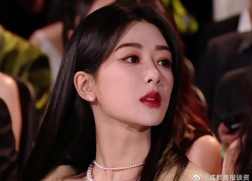 Trong một vài khoảnh khắc được camera quay lại, cách trang điểm phù hợp giúp Dương Tử nổi bật hơn Địch Lệ Nhiệt Ba.