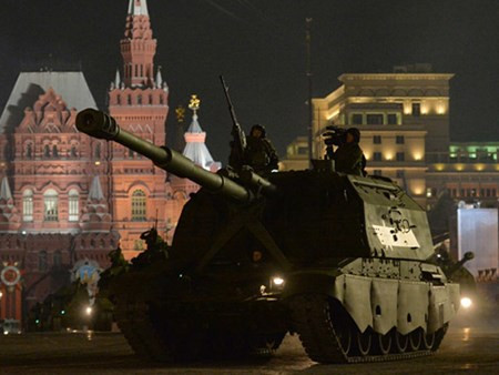 Xe tăng Nga luyện tập duyệt binh trên Quảng trường Đỏ