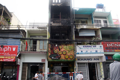 Mặt tiền của quán kem được trang trí bằng rơm, tre, trúc đã bị cháy đen. Ảnh: An Nhơn