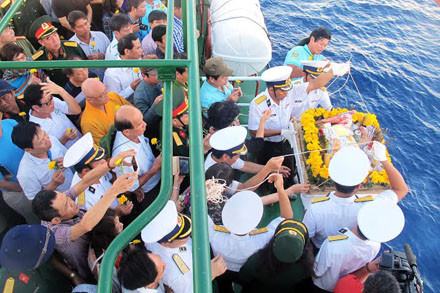 Xúc động tri ân các anh hùng liệt sĩ trên đảo Trường Sa ảnh 12