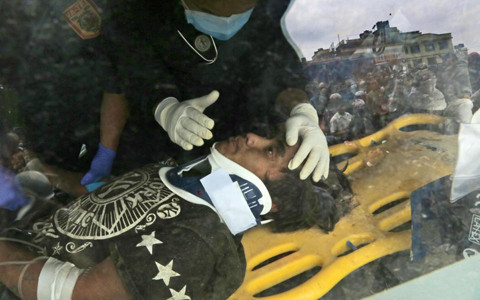 Giây phút sinh tử của cậu bé Nepal bị "chôn sống" 5 ngày ảnh 1