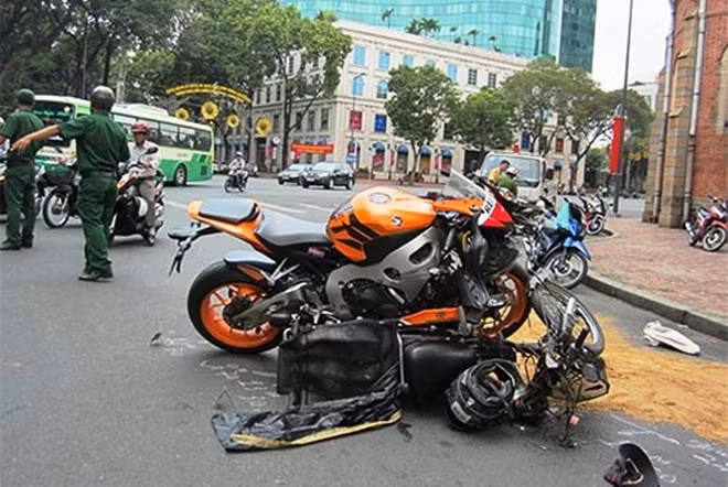 Một vụ tai nạn giao thông giữa môtô phân khối lớn và xe máy xảy ra ở quận 1, TP HCM làm 2 người bị thương vào sáng 7-5
