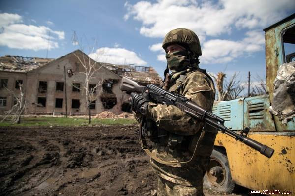 Binh sỹ Ukraine đứng gác ở làng Peski gần Donetsk, ngày 23/4.