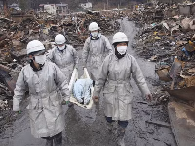 Lực lượng cứu hộ Nhật Bản khiêng xác nạn nhân động đất, sóng thần Ảnh: Getty Images