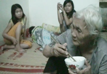 Bà Bấu đang ăn xin trên đường và khi về phòng trọ của Toan. Ảnh: chụp lại từ camera Bà Bấu đang ăn xin trên đường và khi về phòng trọ của Toan.