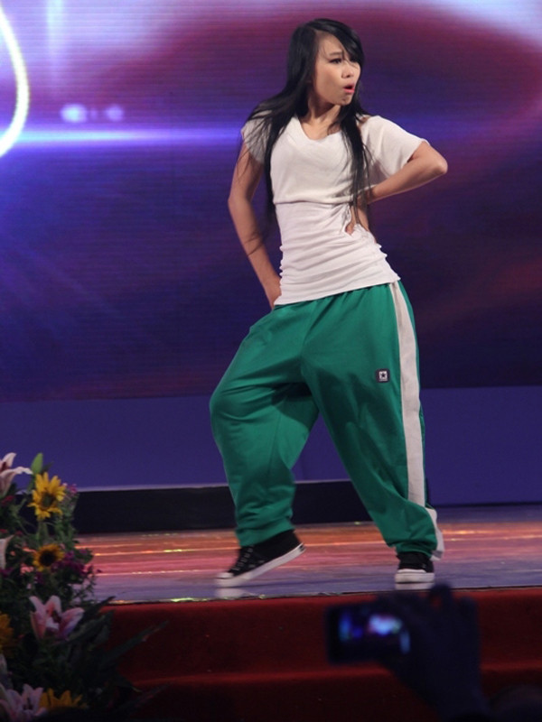 Quỳnh Hoa nhận giải Nữ chính và màn biểu diễn ngẫu hứng tái hiện vai diễn . Quỳnh Hoa nhận giải Nữ chính và màn biểu diễn ngẫu hứng tái hiện vai diễn